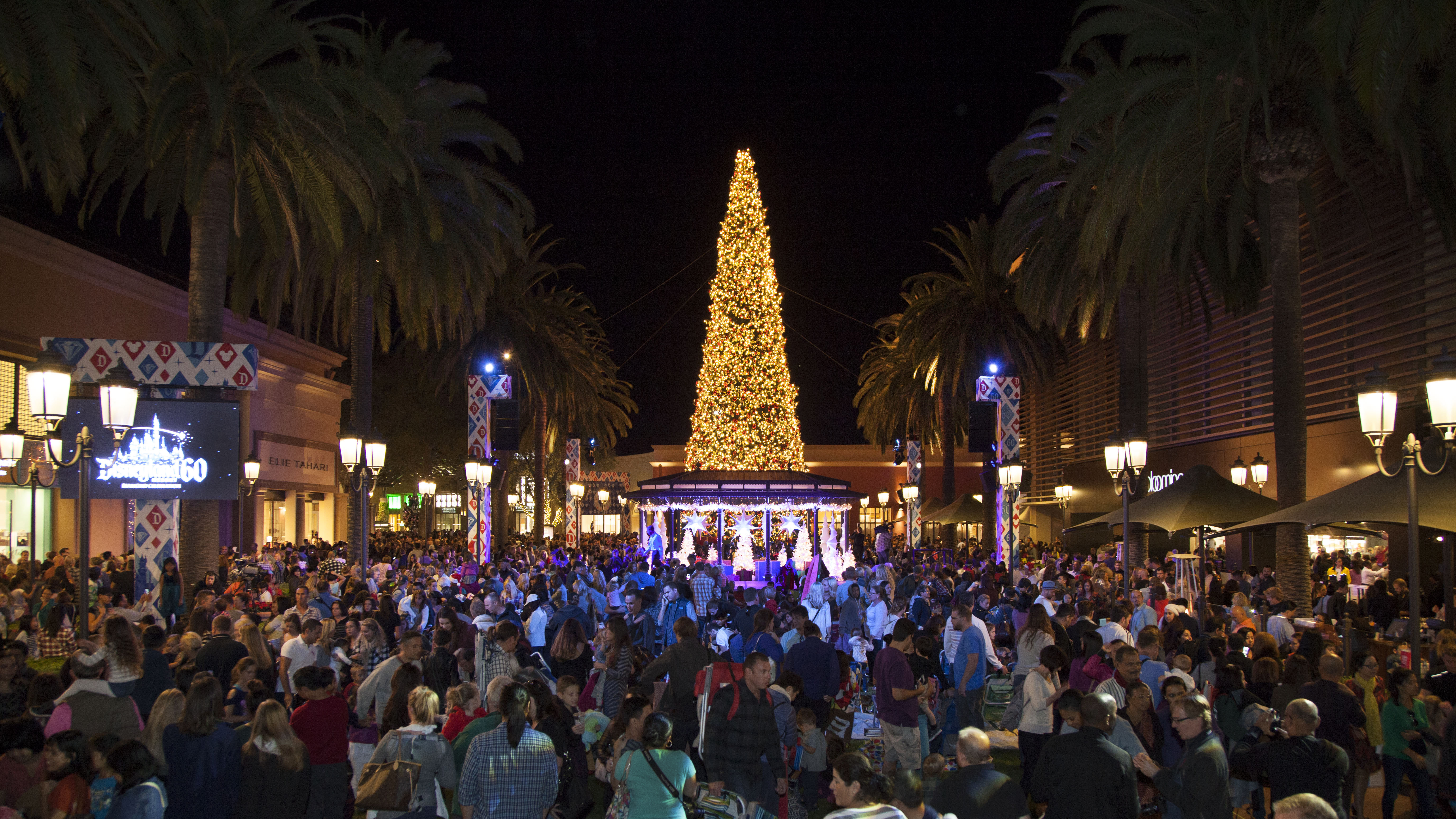 Mickey Mouse & Friends Light Up the Holiday Season at Fashion Island - Orange County Zest