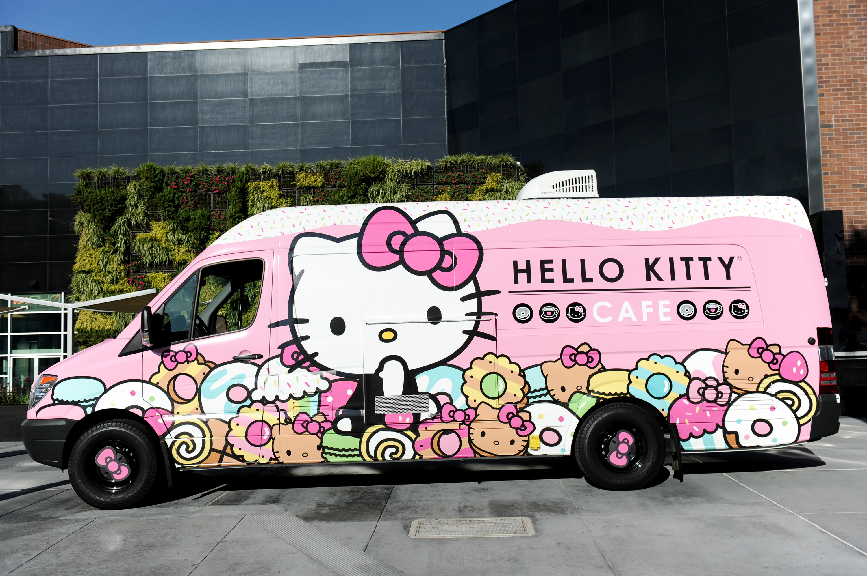 01 Hello Kitty Cafe Truck – exterior-1