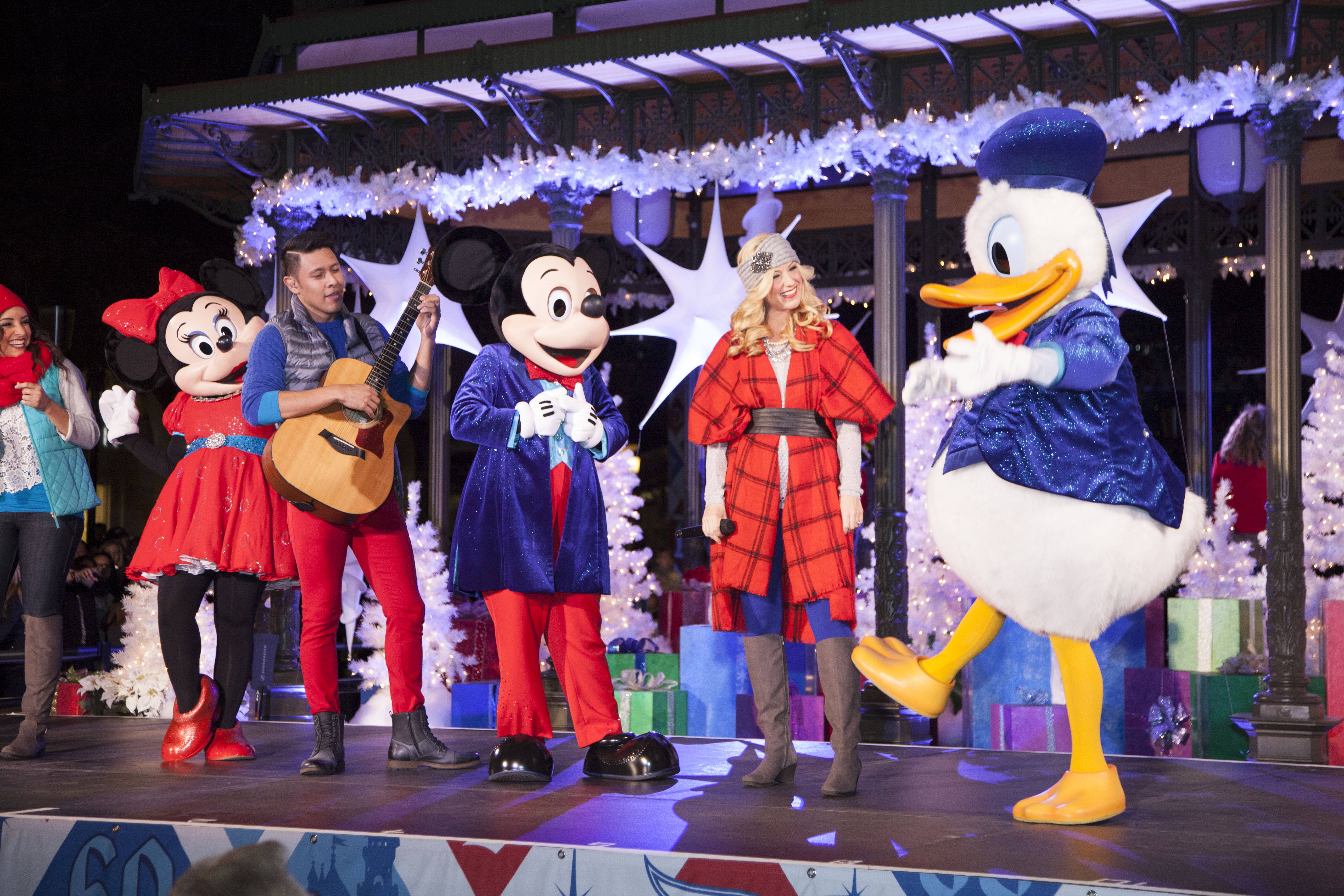 Mickey Mouse & Friends Light Up the Holiday Season at Fashion Island – 2015