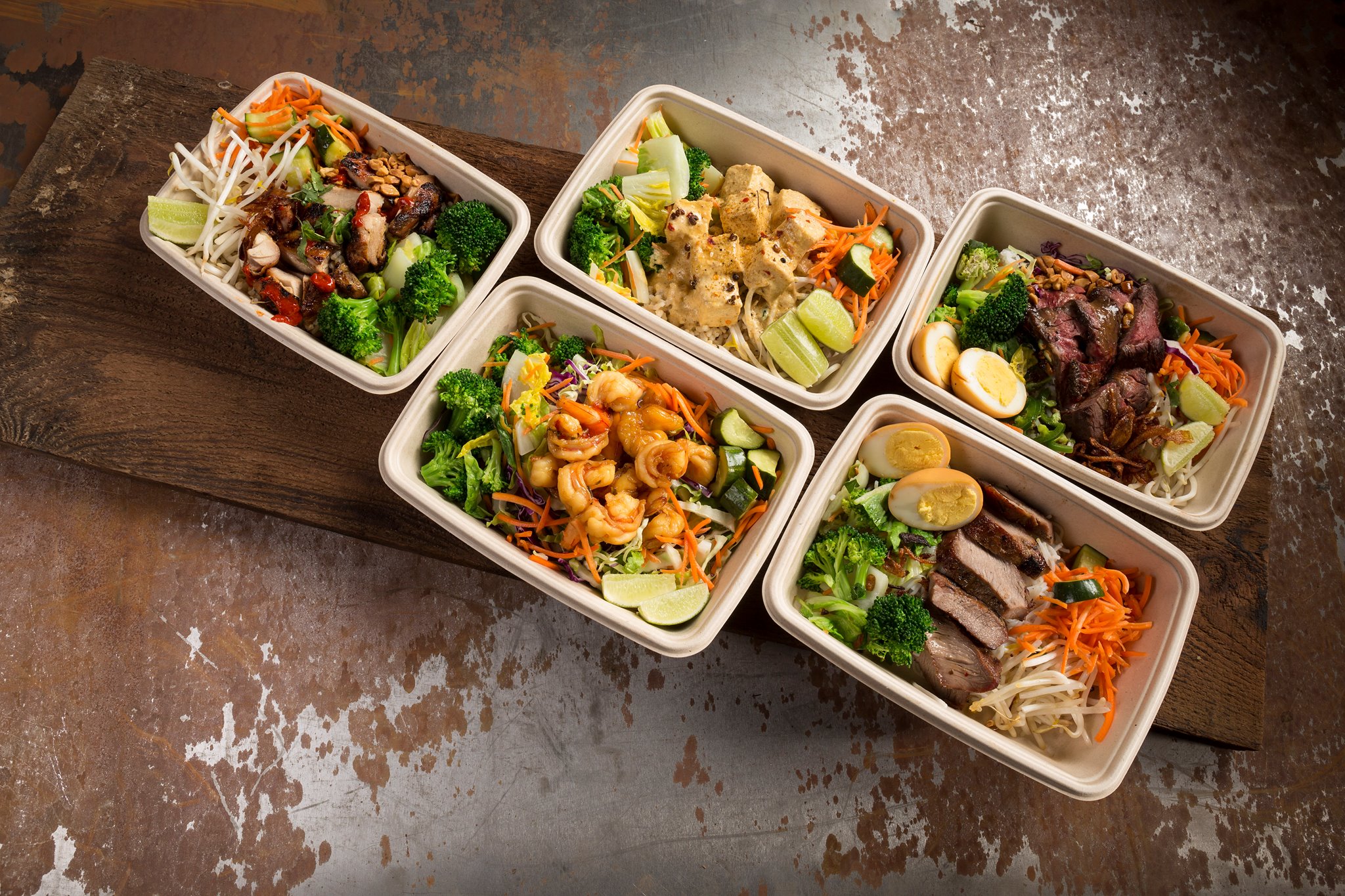 Приготовление ланчей. Корейская еда в коробочках. Индивидуальные боксы с едой. Тайская еда в листьях. Боксы с едой на праздник.